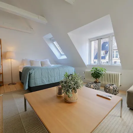 Two-story By Nyhavn Harbour Kopenhaga